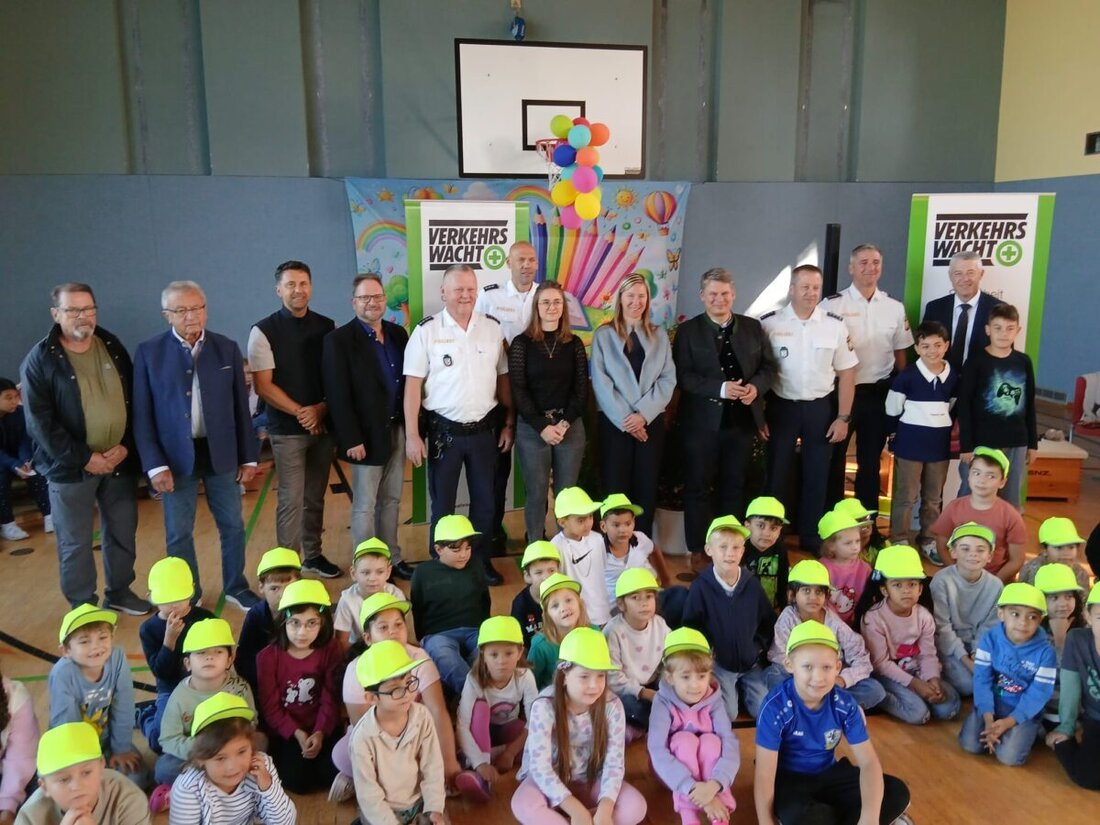 Weiden. An der Albert-Schweitzer-Grundschule startet die Aktion „Sicher zur Schule – Sicher nach Hause“ und ruft alle Verkehrsteilnehmer zu Rücksicht auf. Stadt, Polizei und Verkehrswacht unterstützen ABC-Schützen mit gelben Caps.