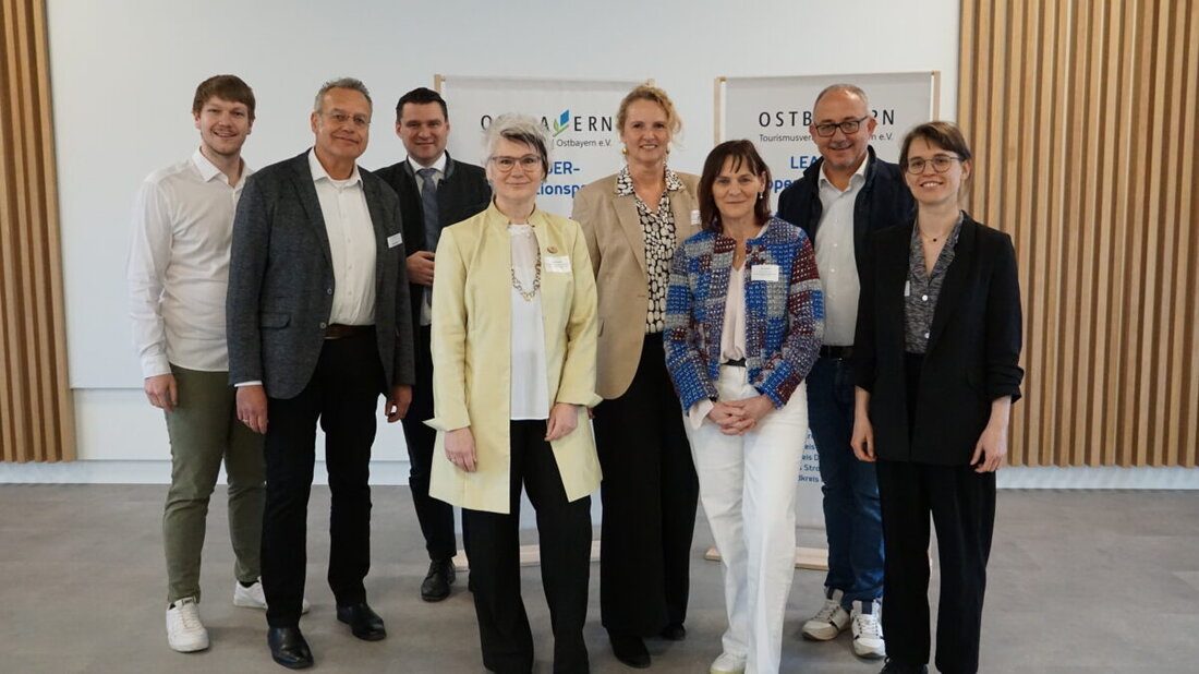 Steinberg am See. „Nachhaltiger Tourismus ist zukunftsfähiger Tourismus, der nach allen Seiten wirkt“, das war der Tenor der Auftaktveranstaltung des LEADER-Kooperationsprojekts „Natürlich Ostbayern – Nachhaltigkeit im Tourismus im Fokus“. In Steinberg am See bei der Holzkugel fiel der Startschuss mit über 70 Teilnehmenden aus den zehn beteiligten Landkreisen und den lokalen Aktionsgruppen (LAGs).