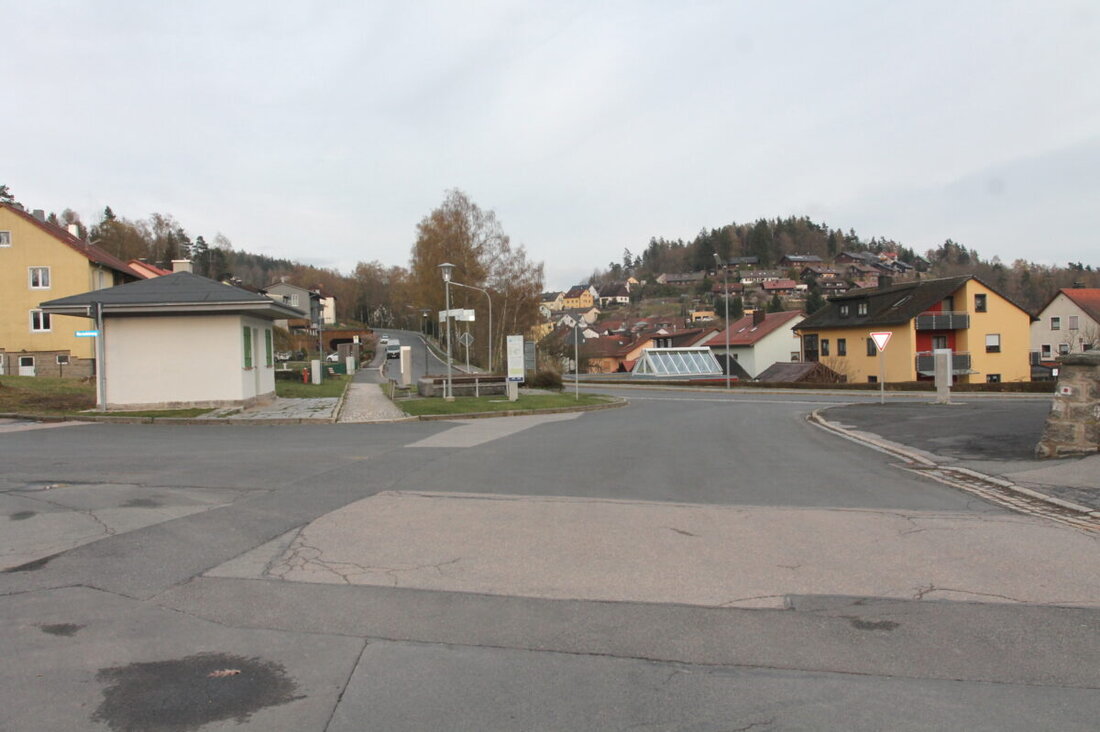 Flossenbürg. Nach der Kiosk-Sanierung 2024 wird das Umfeld aufgewertet: WC, Sitzplätze, Grün und ein Weg zur Burgruine; Kosten rund 1,7 Millionen Euro. Ausschreibung startet, Fertigstellung 2027.