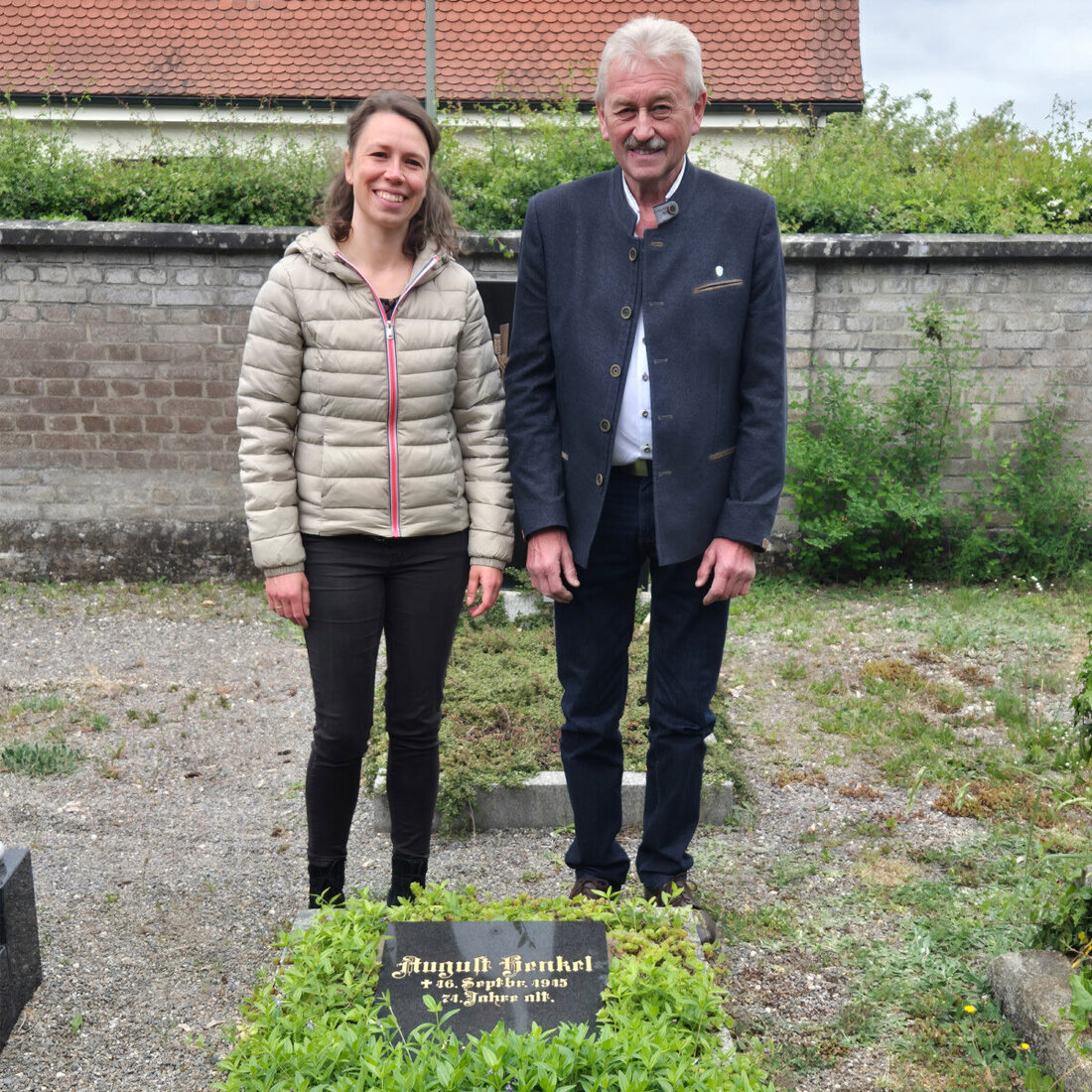 Maxhütte-Haidhof. Das Grab von August Henkel, einem Schlüsselfigur der Industrialisierung der Stadt, wurde auf dem evangelischen Friedhof neu vergoldet. Henkel trug maßgeblich zur Energieversorgung und Arbeitsplatzschaffung in Maxhütte-Haidhof bei.