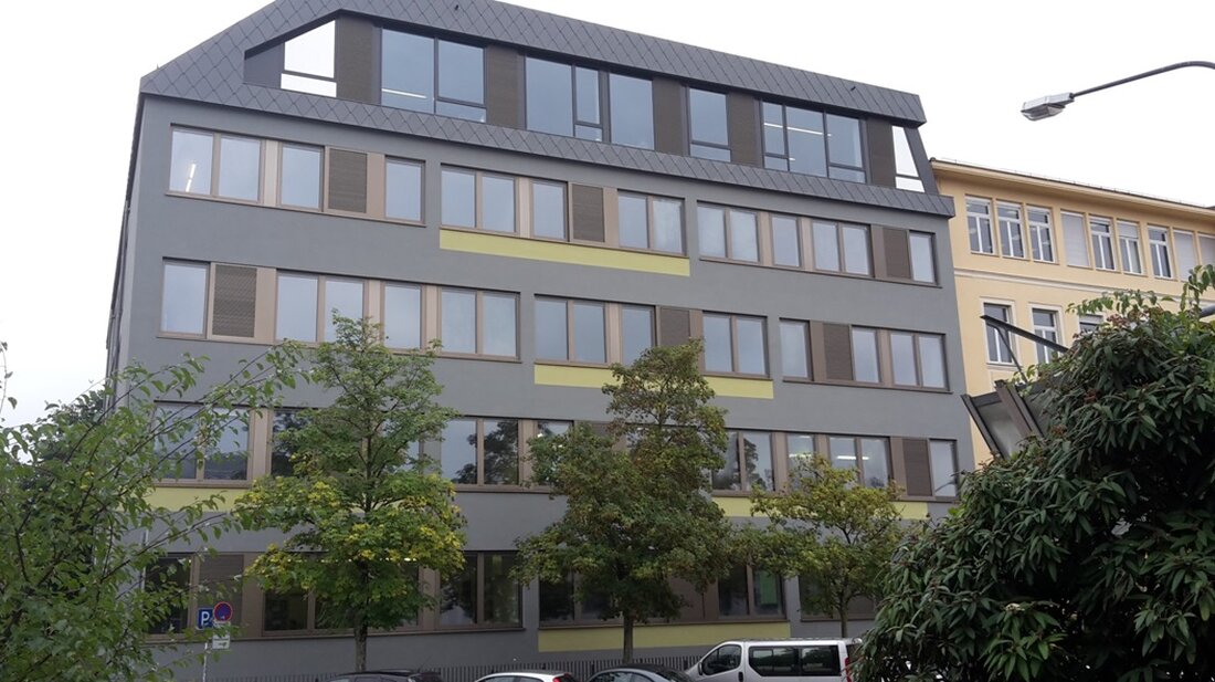 Weiden. Wer ist für die Schmierereien am Augustinus-Gymnasium verantwortlich? Diese Frage soll die Polizei jetzt klären.  Unbekannte haben in den Pfingstferien das Augustinus-Gymnasium beschmiert. Wie die Polizei Weiden mitteilt, haben [&hellip;]