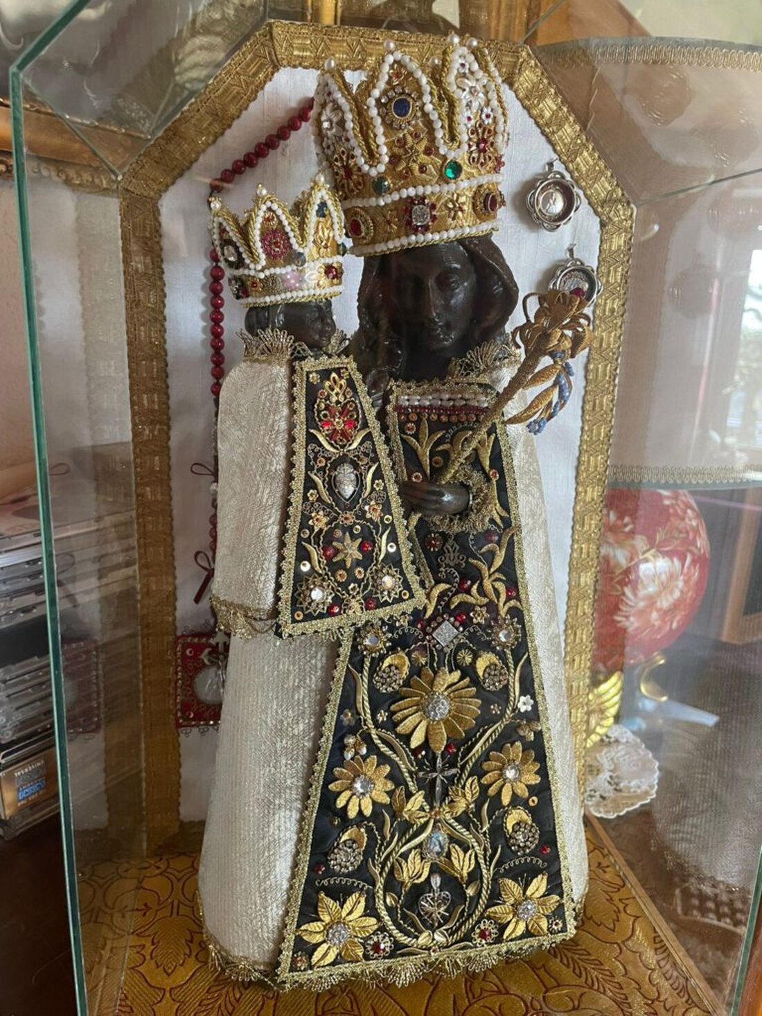 Kloster Speinshart. Klosterarbeiten wie filigrane Textilarbeiten mit Golddraht werden in einer Ausstellung präsentiert, historische und neue Werke inklusive.