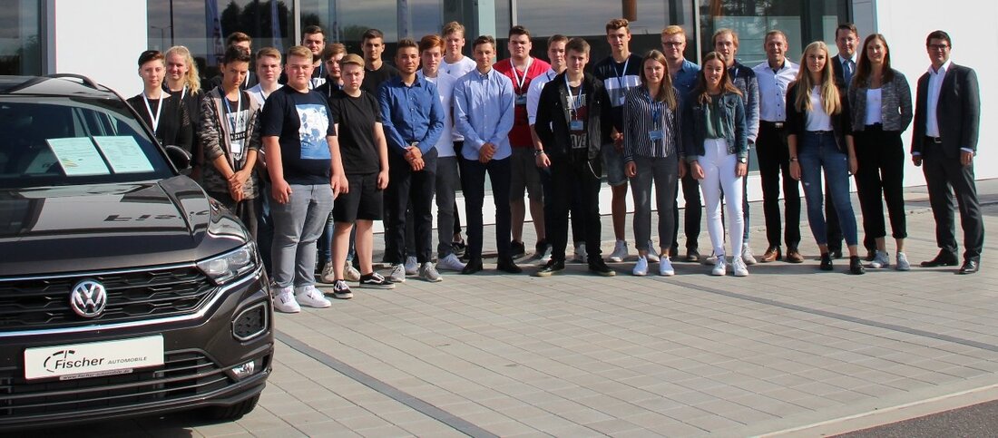 Amberg/Ursensollen. Die Fischer Automobile Unternehmensgruppe begrüßt 22 neue Auszubildende.  22 junge Frauen und Männer starten ihre Ausbildung bei Fischer Automobile und beginnen damit einen neuen Lebensabschnitt. Geschäftsführer Thomas Fischer sowie Betriebsleiter [&hellip;]