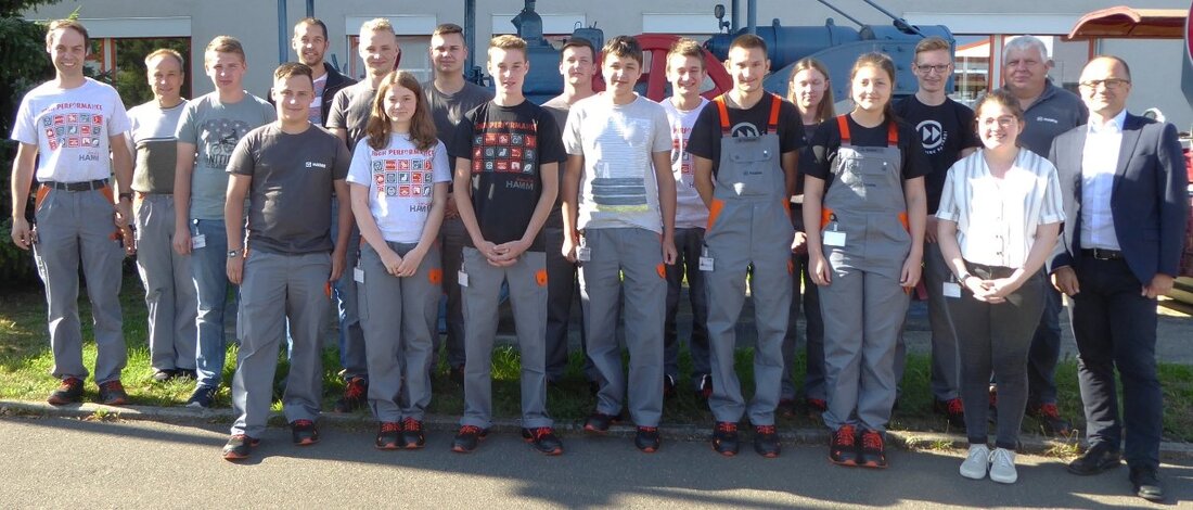 Tirschenreuth. Die Hamm AG stellt 14 Azubis ein. Im Vorfeld haben sich die bereits bewiesen.  Der erste Arbeitstag ist ein besonderer Moment im Leben von jungen Menschen. Er bleibt wahrscheinlich [&hellip;]