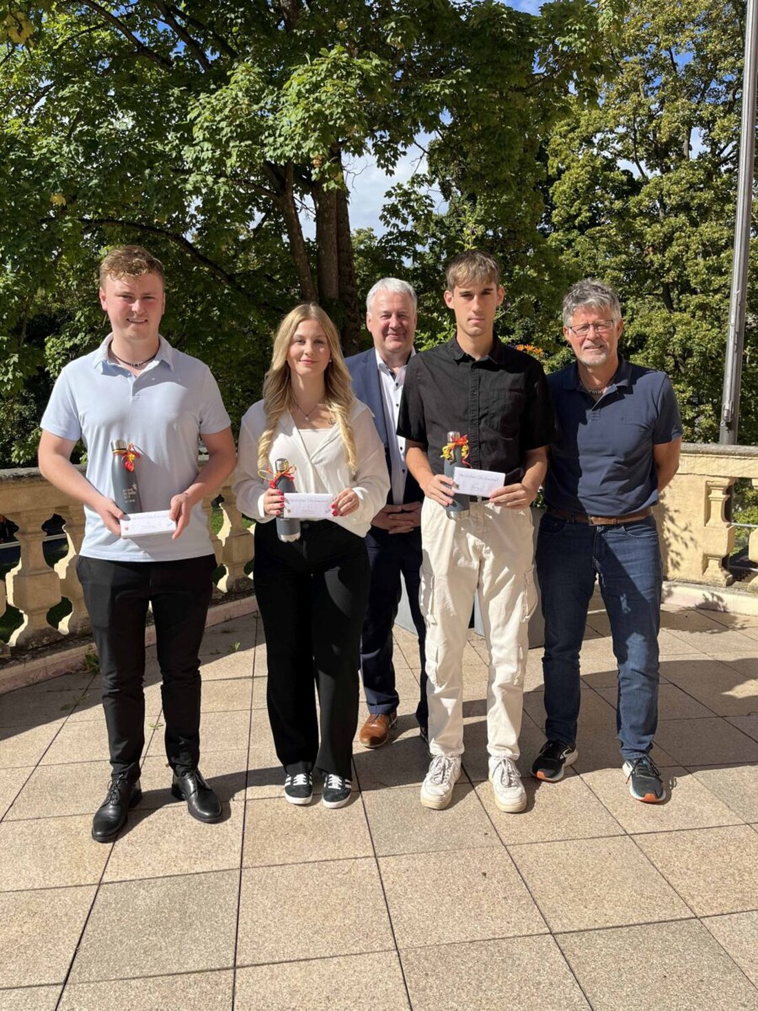 Amberg-Sulzbach. Drei Auszubildende schlossen ihre Ausbildung beim Landratsamt ab. Sie verstärken nun als zwei Verwaltungsfachangestellte und ein Fachinformatiker Veterinäramt, Jobcenter und IuK.