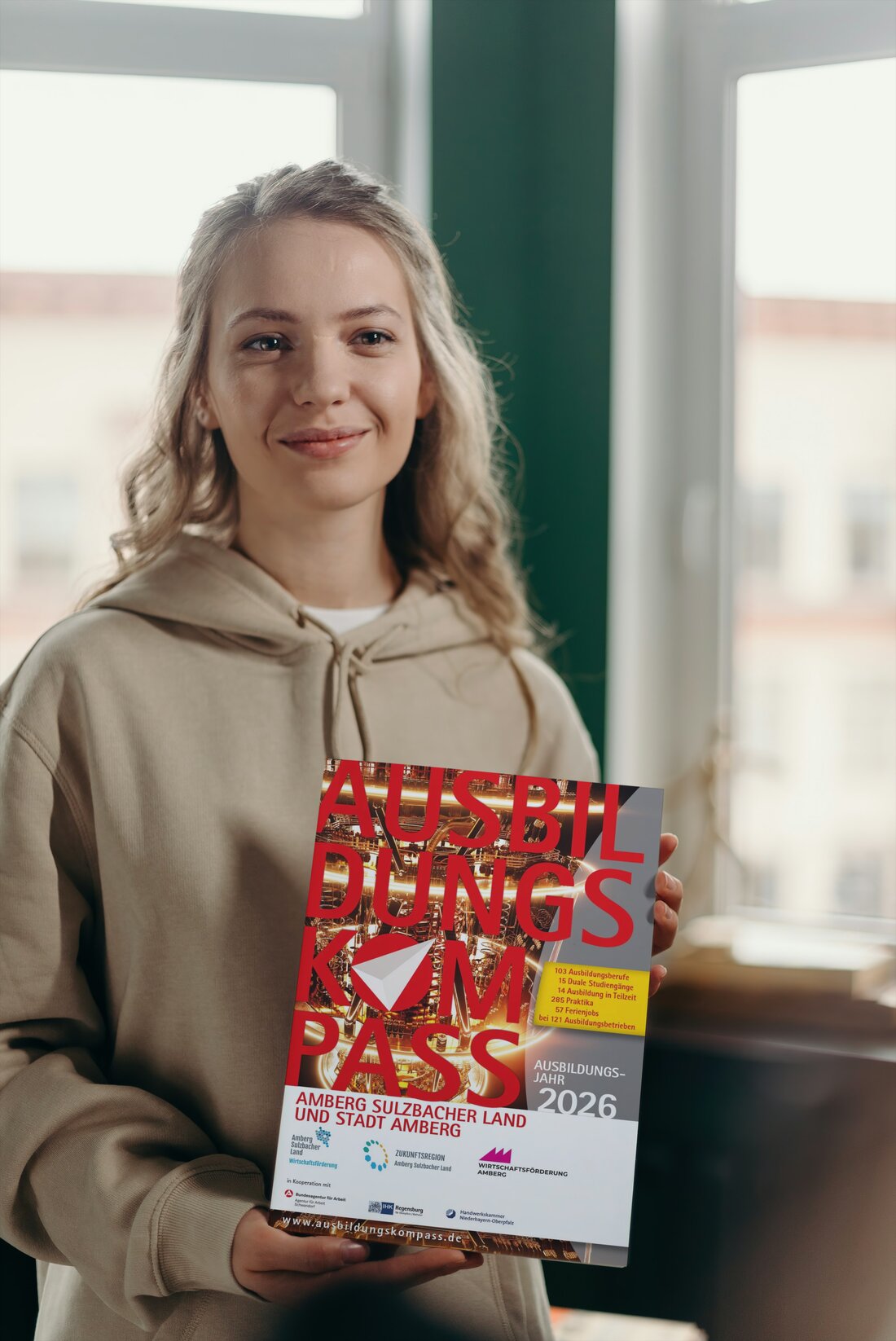Amberg-Sulzbach. Der neue Ausbildungskompass 2025 soll Unternehmen helfen, Auszubildende für 2026 zu finden, während eine Studie Fachkräftemangel vorhersagt. Firmen können sich online registrieren, um sich als attraktiver Ausbildungsbetrieb zu präsentieren.