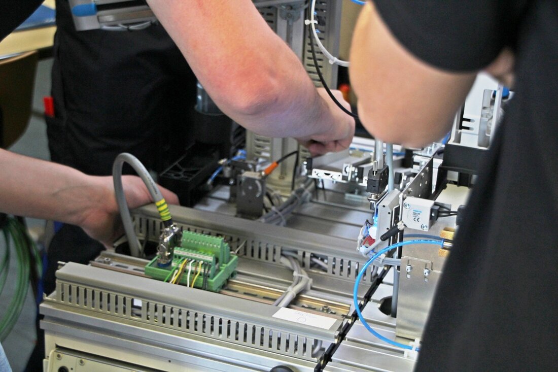 Weiden/Tirschenreuth. Jugendliche haben oftmals schulischen, fachlichen und/oder persönlichen Förderbedarf während einer betrieblichen Berufsausbildung. Sie können im Rahmen von Stütz- und Förderunterricht – in der Regel außerhalb der Arbeitszeit – von erfahrenen Lehrkräften in ihren [&hellip;]