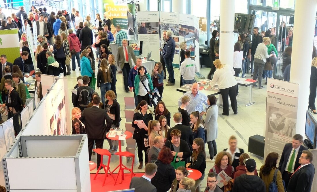 Weiden. „Je größer der Fachkräftebedarf, desto bedeutender wird die Ausbildungsmesse der Agentur für Arbeit Weiden in der nördlichen Oberpfalz“, eröffnete Thomas Würdinger, Vorsitzender der Geschäftsführung, die elfte Messe in der Max-Reger-Halle. [&hellip;]