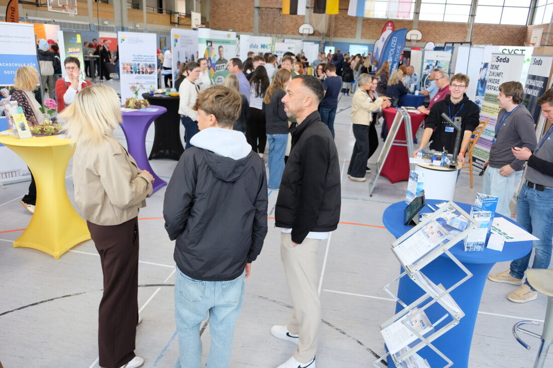 Eschenbach. Am Wochenende verwandelte sich die Eschenbacher Mehrzweckhalle in ein regelrechtes Festival der Berufsorientierung. Bereits zum 12. Mal führten die SPD-Ortsverbände im Vierstädtedreieck künftige Berufseinsteiger mit regionalen Arbeitgebern zusammen.