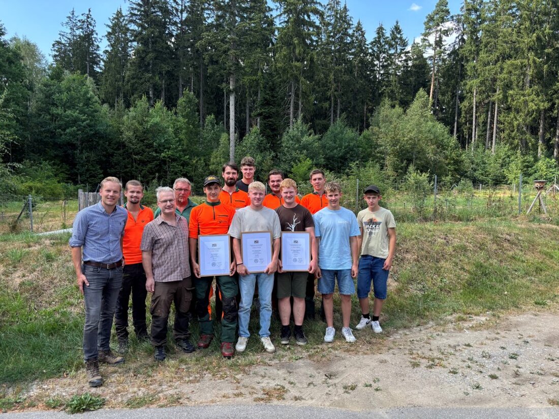 Flossenbürg. Ausbildungsrekord beim Forstbetrieb Flossenbürg: Sieben Azubis schließen als Forstwirte ab, zwei zählen zu den besten zehn in Bayern. Vier verstärken das Team, weitere gehen an umliegende Betriebe.