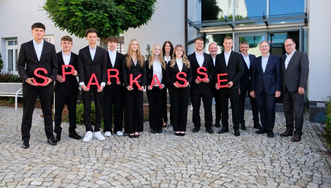 Neustadt/WN. Die Vereinigten Sparkassen Eschenbach i.d.OPf. Neustadt/WN Vohenstrauß freuen sich, die neuen Auszubildenden für das Jahr 2025 herzlich willkommen zu heißen. Mit großer Freude und Motivation starten neun junge Talente ihre berufliche Laufbahn mit der Ausbildung zur Bankkauffrau oder zum Bankkaufmann.