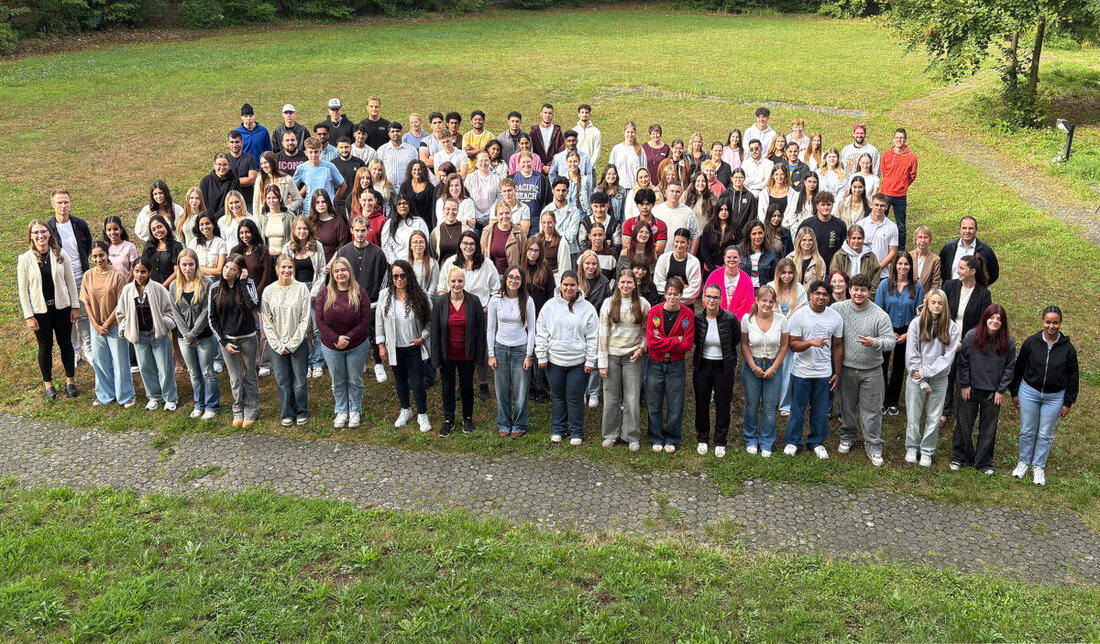 Neustadt/WN. An der Akademie für Gesundheit NEW LIFE sind am 2. September 2026 über 125 Auszubildende der Kliniken Nordoberpfalz in den Bereichen Pflege, Krankenpflegehilfe und OTA/ATA gestartet. Vorstand Ralph Junghans begrüßte sie.