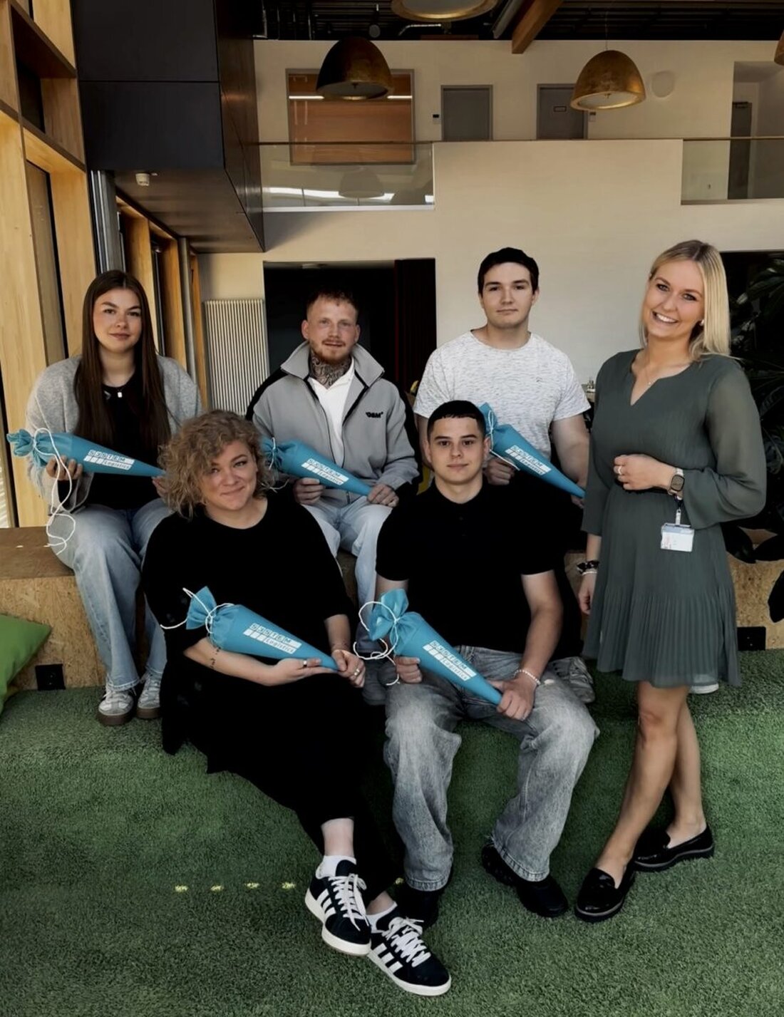 Wackersdorf. System Logistics begrüßte am Montag neue Auszubildende mit einer Unternehmensführung und einem gemeinsamen Mittagessen.