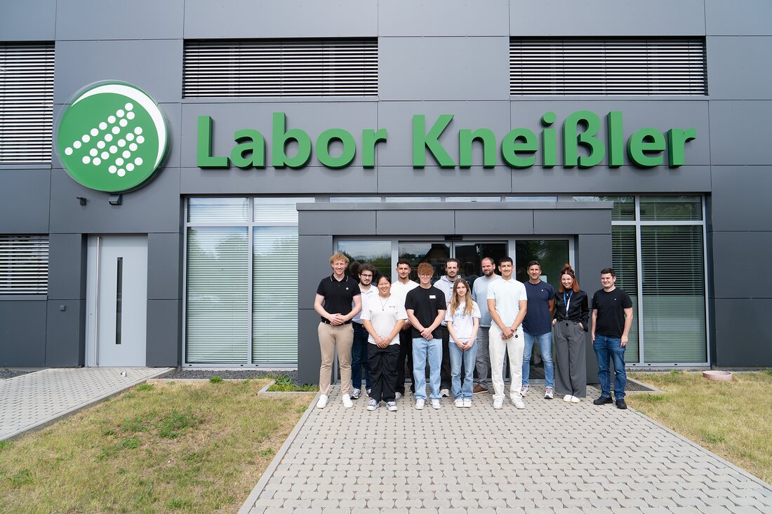 Burglengenfeld. Labor Kneißler begrüßt sieben Nachwuchskräfte zum Ausbildungsjahr 2025 für Chemielabor, IT und Verwaltung und betont bei Rundgang und Workshop Qualität und Teamarbeit.