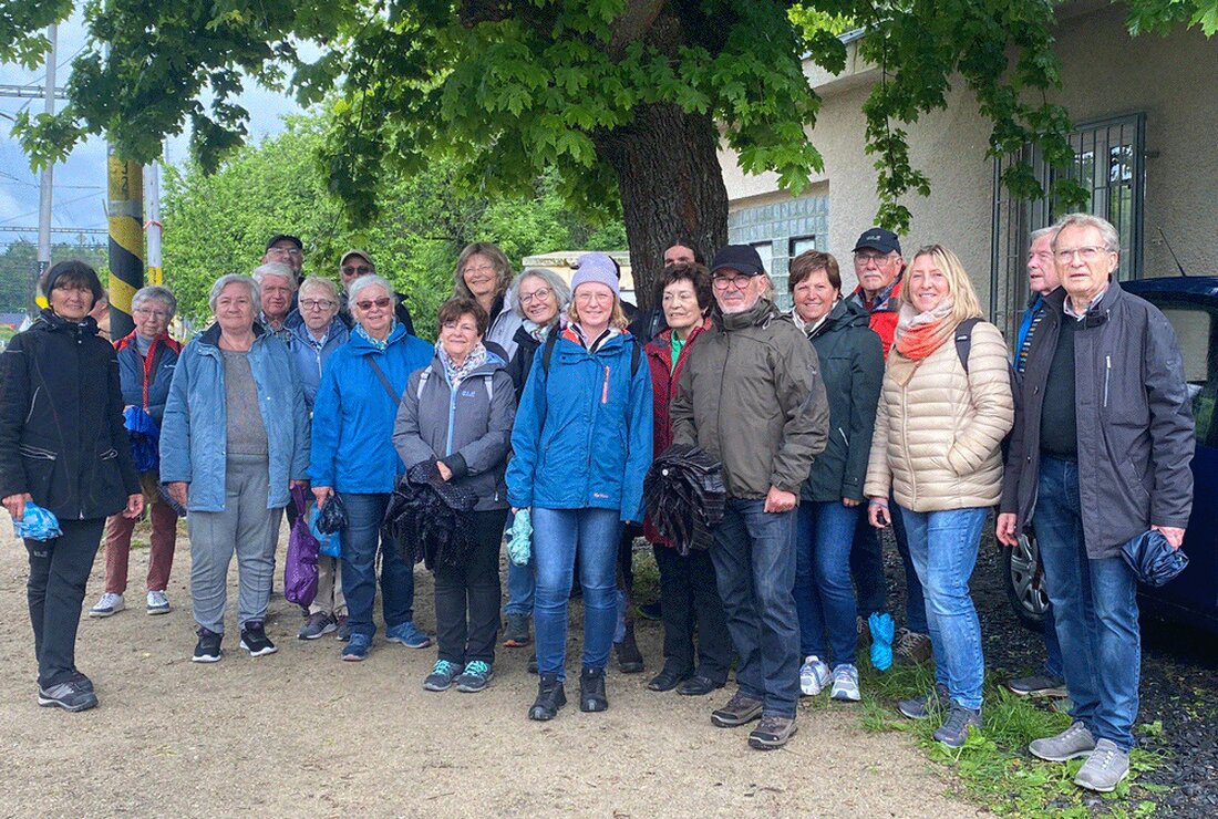 Windischeschenbach. Bei kalten sieben Grad und trübem Wetter brachen 23 Wanderfreunde zu einer Tagesfahrt nach Franzensbad auf, wo sie trotz Regens und einer Verzögerung die historischen Heilquellen erkundeten und das lokale Kulturprogramm genossen. Die Gruppe kehrte aufgrund des Wetters zwei Stunden früher heim, dennoch war die Stimmung durchweg positiv.
