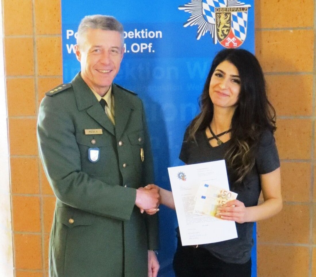 Weiden. Einer jungen Frau ist es zu verdanken, dass die Polizei drei Randalierer festnehmen konnte. Aber damit nicht genug. Die Zeugin sorgte auch für Unterstützung für die Beamten, als diese [&hellip;]