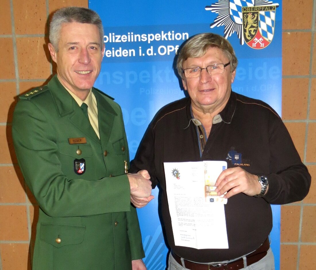 Weiden. Thomas Fritsch beobachtete in Weiden einen Vorfall, der ihm komisch vorkam. Durch sein Verhalten konnte schließlich eine Unfallflucht aufgeklärt werden. Dafür zeichnete ihn jetzt Polizeidirektor Klaus Müller, Dienststellenleiter der [&hellip;]