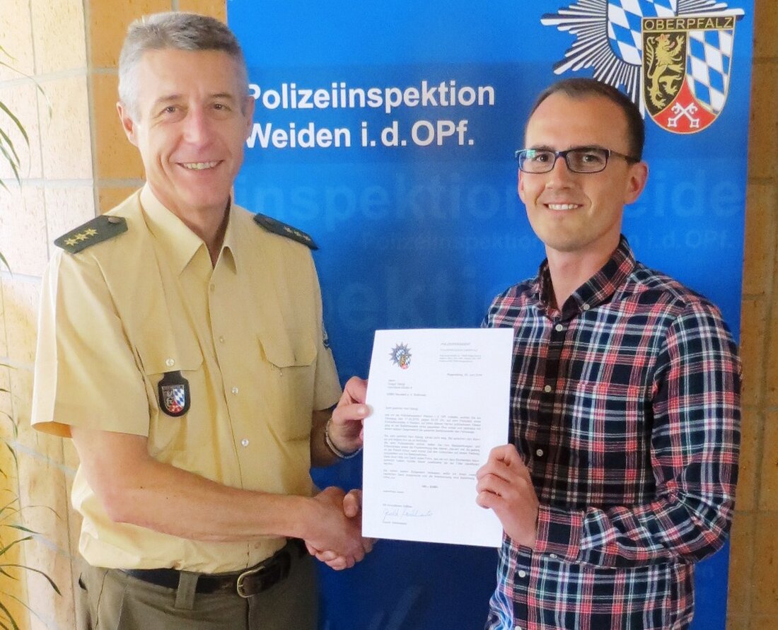 Weiden. Ein Neustädter verfolgt einen Mann, der zuvor ein Auto beschädigt hatte. Dank seiner Hilfe konnte der Täter gefasst werden. Dafür wurde Gregor Stangl jetzt von der Polizei ausgezeichnet. Eigentlich [&hellip;]