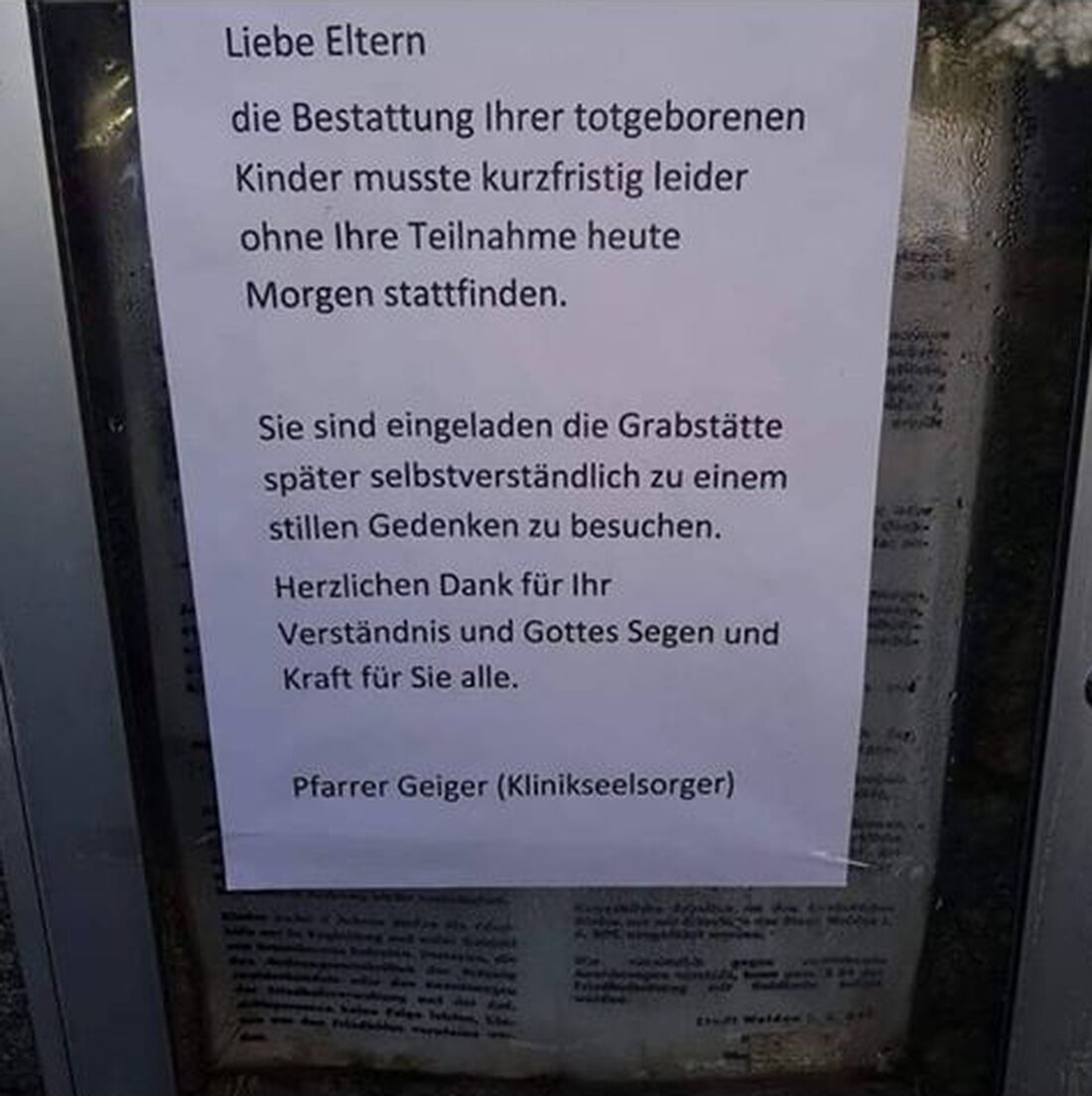 Weiden. Ein Aushang auf dem Waldfriedhof Weiden sorgt in den sozialen Medien für Diskussionsstoff: Eltern erfahren durch ihn, dass die Beerdigung ihrer totgeborenen Kinder früher – ohne sie – stattgefunden [&hellip;]