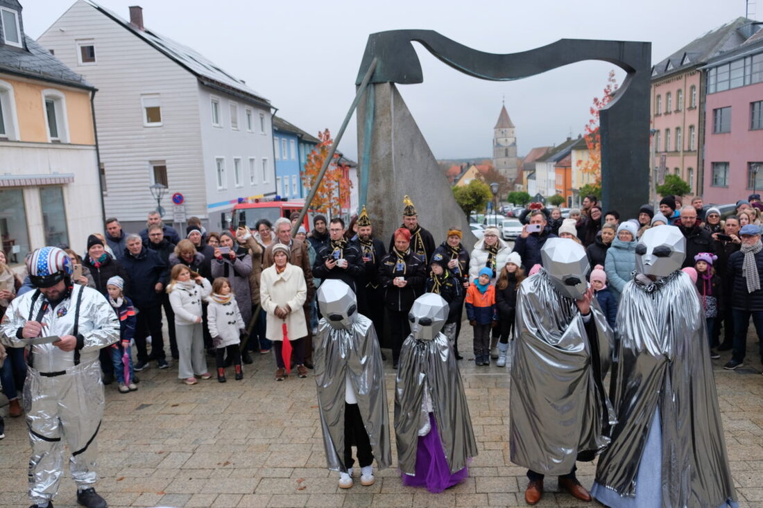 Eschenbach. Außerirdische stürmen das Rathaus und läuten die fünfte Jahreszeit ein. Am 8. November um 15.11 Uhr ging der Schlüssel an neue Prinzenpaare; nun prägen Freude und Gemeinschaft die Stadt.