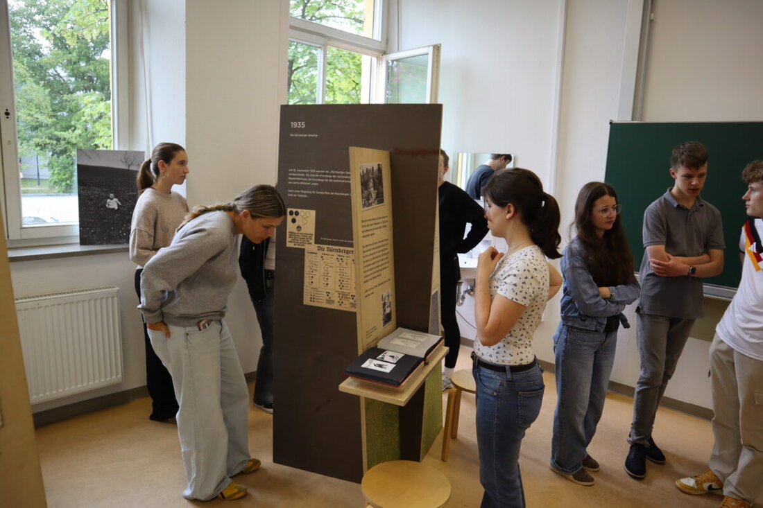 Weiden. Am 9. Juni eröffnete das Augustinus-Gymnasium die Ausstellung „Geliebte Gabi“. Sie erzählt vom Allgäuer Mädchen, das in Auschwitz ermordet wurde, und ruft zu Haltung sowie Zivilcourage auf.