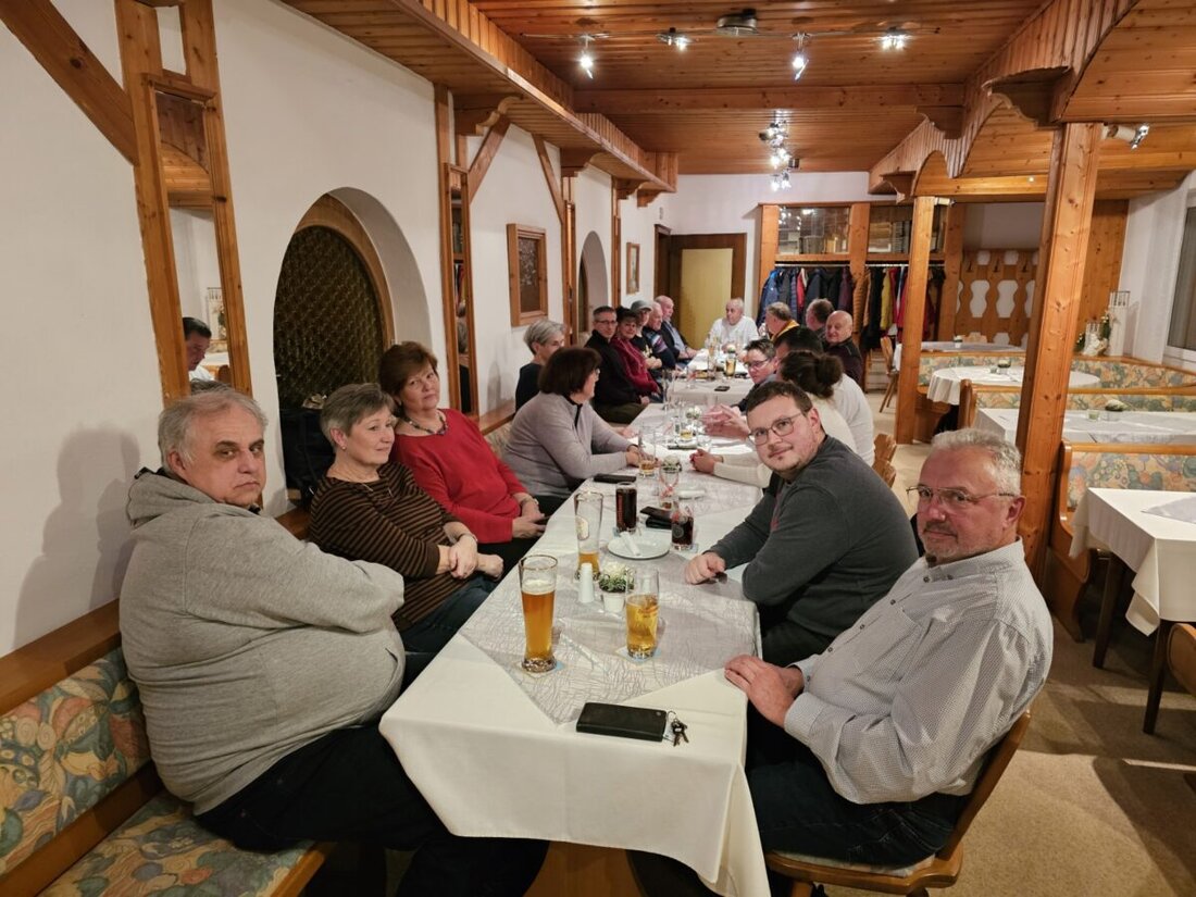 Schwandorf. Am 28. November feierte der Modelleisenbahnverein seinen gelungenen Jahresabschluss. An vier Adventssonntagen zeigt er in der ehemaligen „Zur Post“ seine Ausstellung mit Quiz und Gewinnspiel.