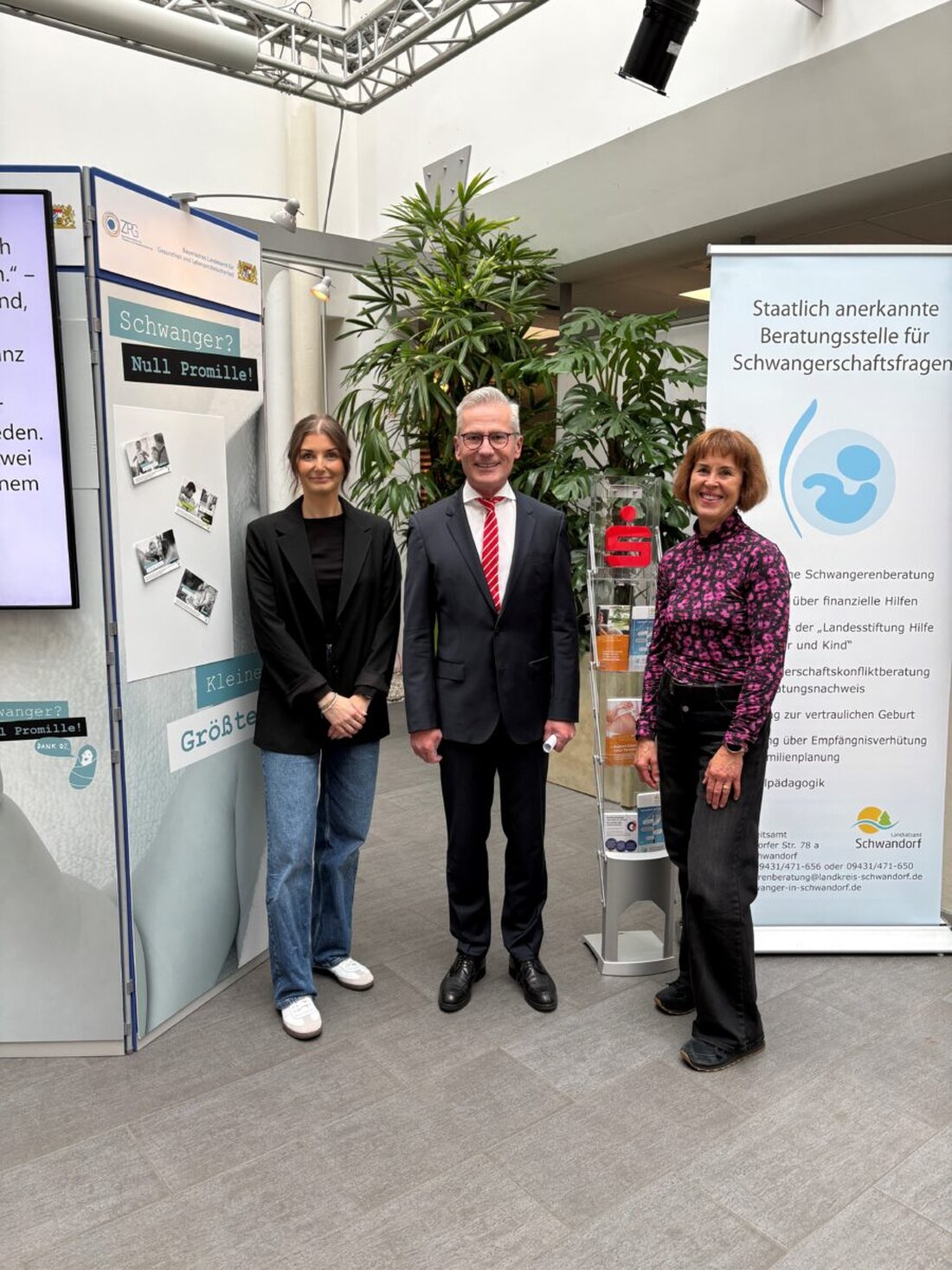 Schwandorf. Die Ausstellung „Schwanger? Null Promille!“ läuft vom 22. Oktober bis 7. November 2025 in der Sparkasse. Sie warnt vor Alkohol in der Schwangerschaft. Eintritt frei während der Öffnungszeiten.