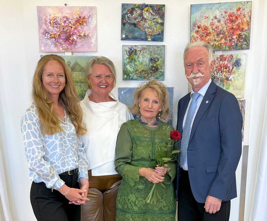 Maxhütte-Haidhof. Die Ausstellung „Wunder-volle-Welt“ von Brigitta Weigl wurde im MehrGenerationenHaus eröffnet, präsentiert Aquarelle und Werke zur Natur. Geöffnet zu öffentlichen Terminen im Mai 2025, mit Möglichkeit, Künstlerin persönlich zu treffen.