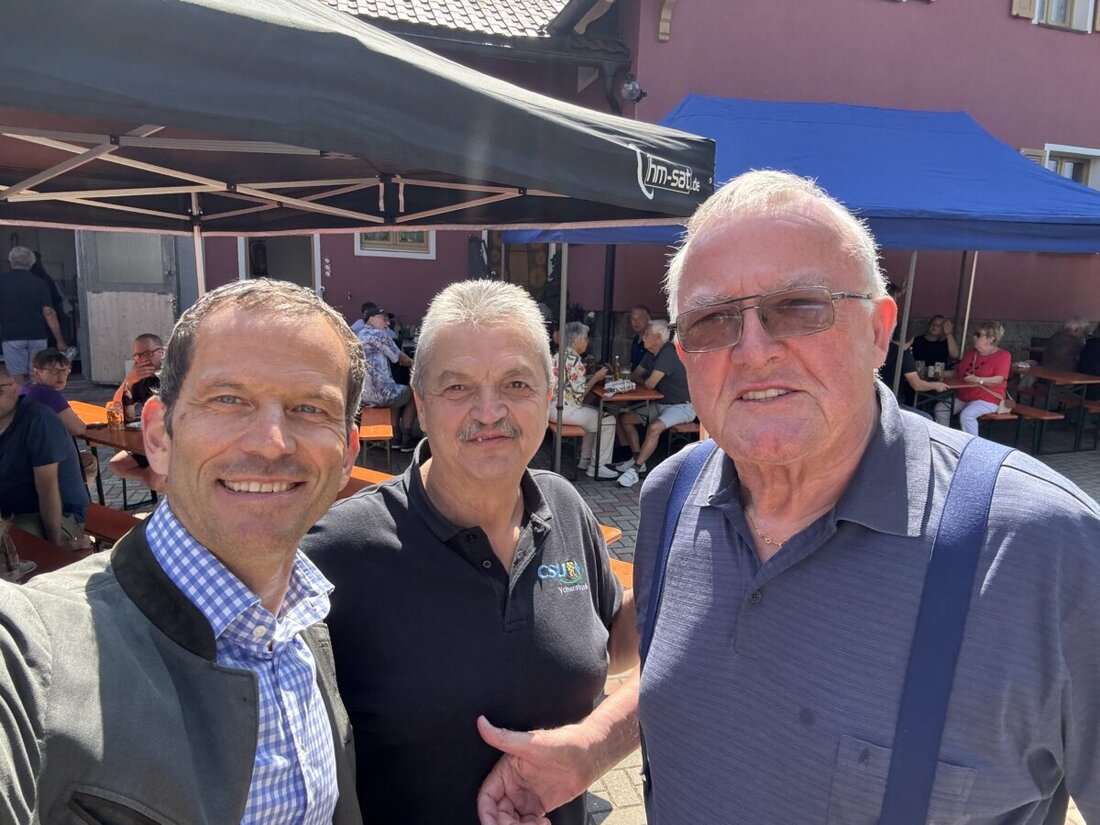 Vohenstrauß. Beim CSU-Kartoffelfest im Hof des Scheidlerwonger strömten viele Besucher und Albert Rupprecht nutzte die Gelegenheit zum Austausch. Er dankte den Helfern des CSU-Ortsverbands, der Frauen- und der Jungen Union.
