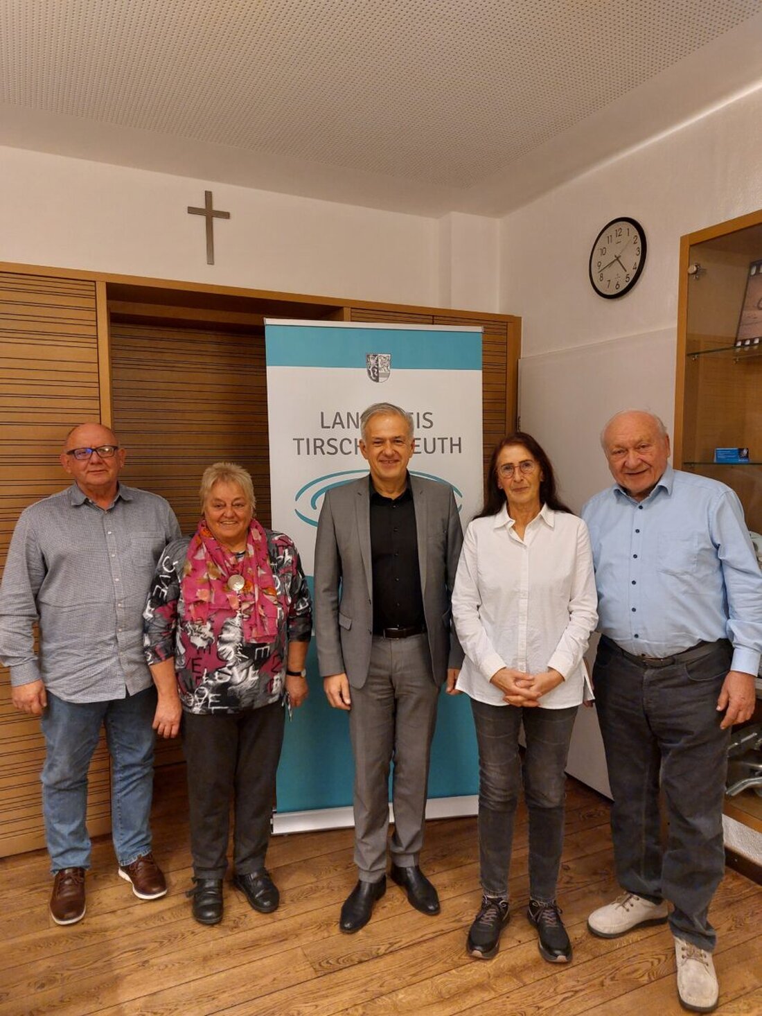 Tirschenreuth. Landrat Roland Grillmeier traf sich mit Kreisheimatpflegerinnen und -pflegern sowie Kreisarchivpflegern zum Austausch. Im Fokus standen aktuelle Projekte, Aufgaben und Herausforderungen.