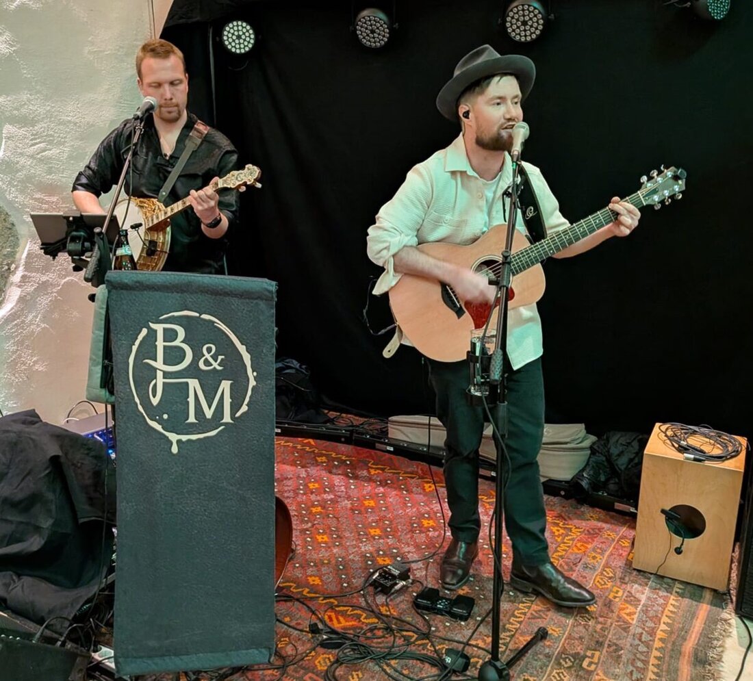 Bärnau. Im Gasthof zur Post lockte ein ausverkaufter Irish-Folk-Abend im grünen Insellicht mit Irish Stew, Fish and Chips und Kilkenny. Bangers & Mash und die einheimische Band Hawadere sorgten für beste Stimmung.