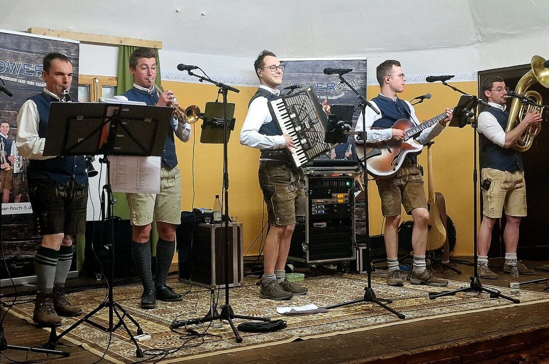 Weiden. Die Nordoberpfälzer Musikfreunde starten mit Schwung ins neue Jahr im Postkellersaal. Power hoch fünf sorgt mit Oberkrainer, Schlager und Volksmusik für Tanz, Schunkeln und viel Applaus.