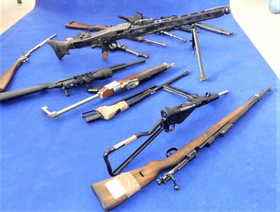 Wunsiedel. Das Zollfahndungsamt München und das Landratsamt Wunsiedel haben einen kompletten Waffenbesitz beschlagnahmt. Ein Rentner (70) hortete über 60 Schusswaffen, dazu kiloweise Schwarzpulver.