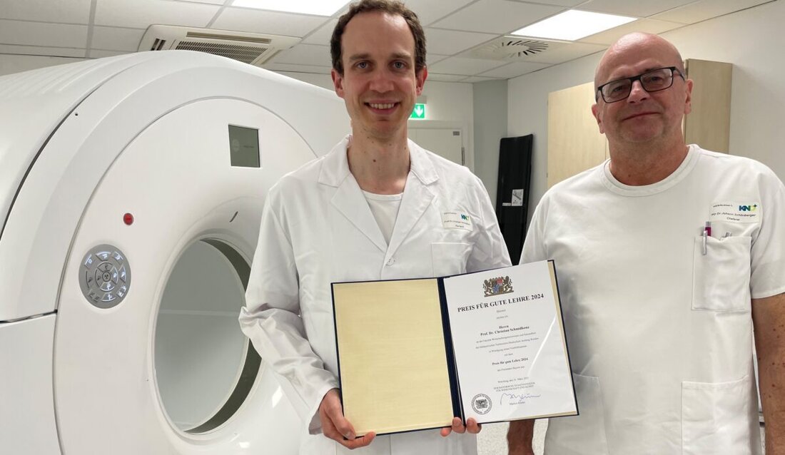 Weiden. Die Kliniken Nordoberpfalz freuen sich über eine hohe Auszeichnung für Prof. Christian Schmidkonz. Der Bayerische Wissenschaftsminister Markus Blume überreichte ihm vor kurzem einen „Preis für gute Lehre“, der mit 5000 Euro dotiert ist. 