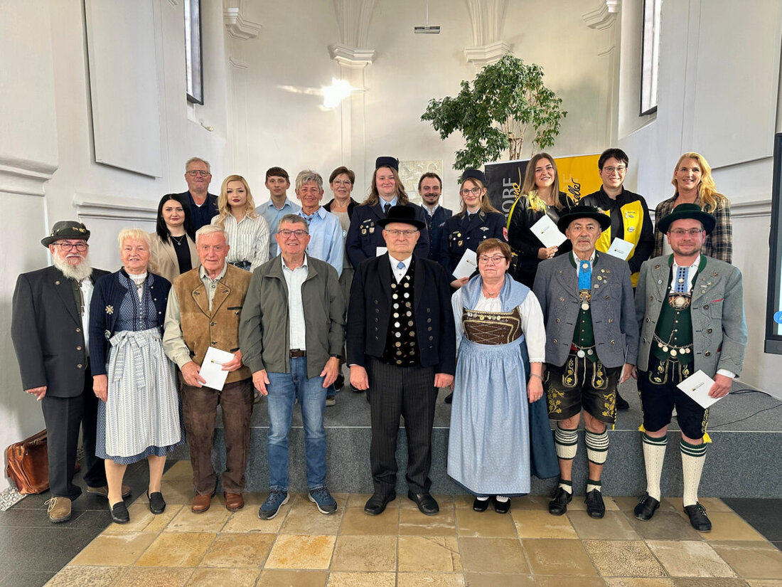 Schwandorf. In der Spitalkirche hat Oberbürgermeister Andreas Feller mehr als 30 Bürgerinnen und Bürger für ihr langjähriges Engagement mit der Bayerischen Ehrenamtskarte geehrt.