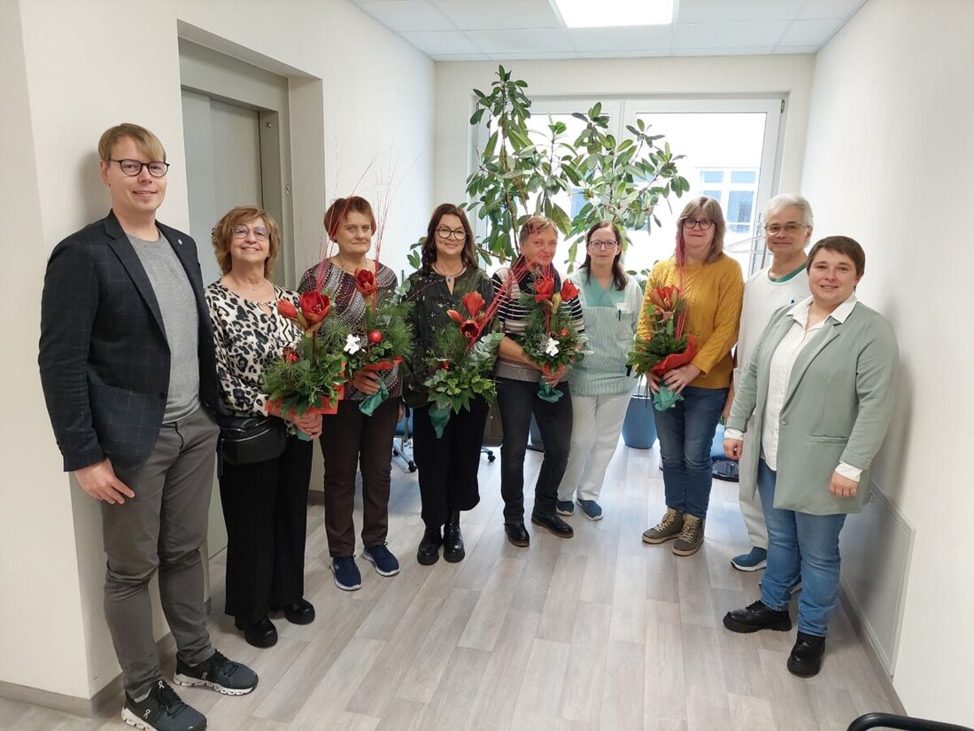 Tirschenreuth. Im Krankenhaus wurden langjährige Beschäftigte für 45, 40 und 25 Jahre Treue geehrt; einige traten in den Ruhestand. Blumen, Gutscheine und lobende Worte dankten ihrem Einsatz durch Leitung und Teamchefs.