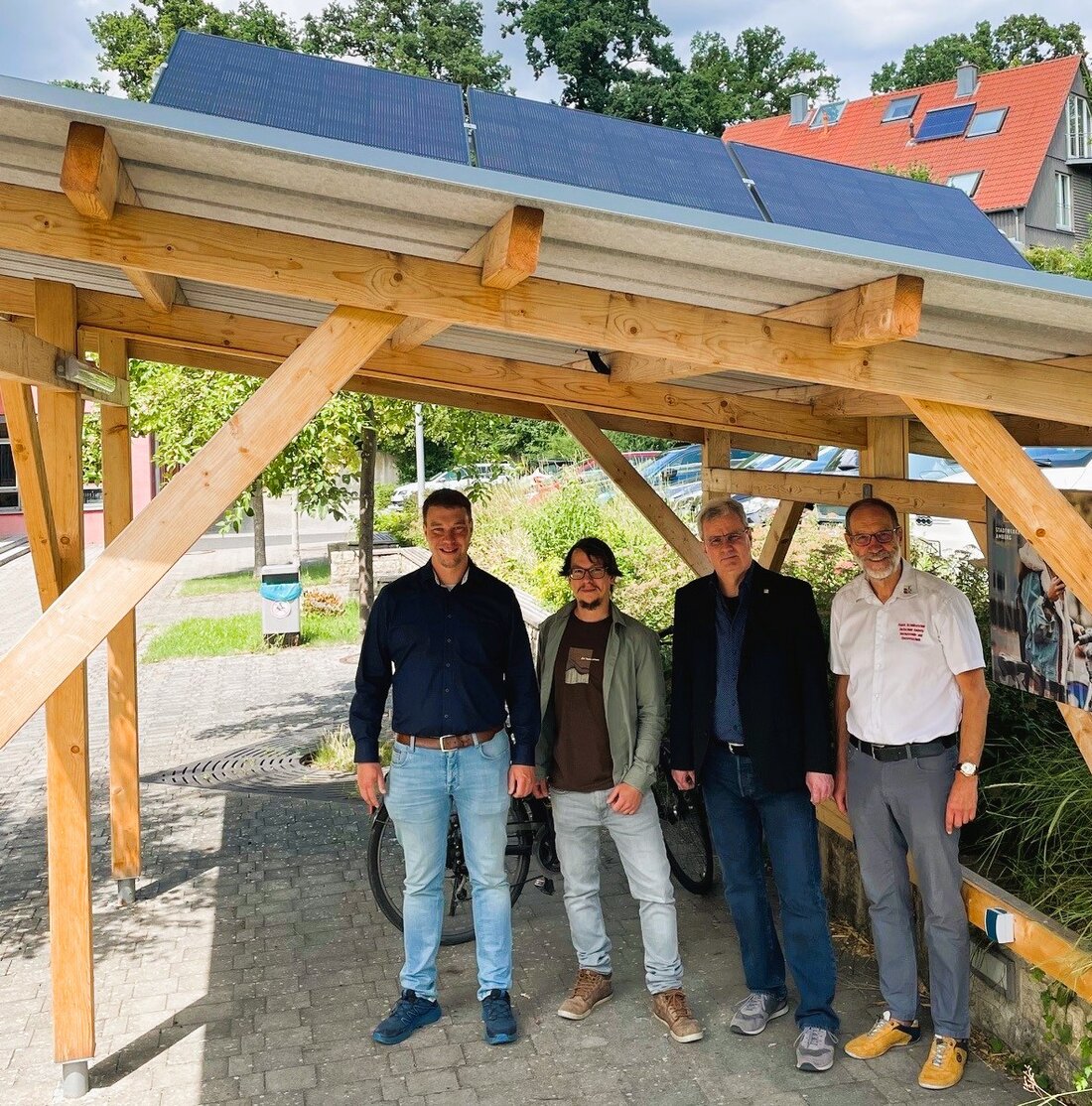 Amberg. An der staatlichen Technikerschule steht nun ein Fahrradunterstand, der bis zu drei E-Bikes mit Solarstrom lädt. Die Insellösung arbeitet 100 Prozent autark, gefördert von den Stadtwerken Amberg mit circa 4.800 €.