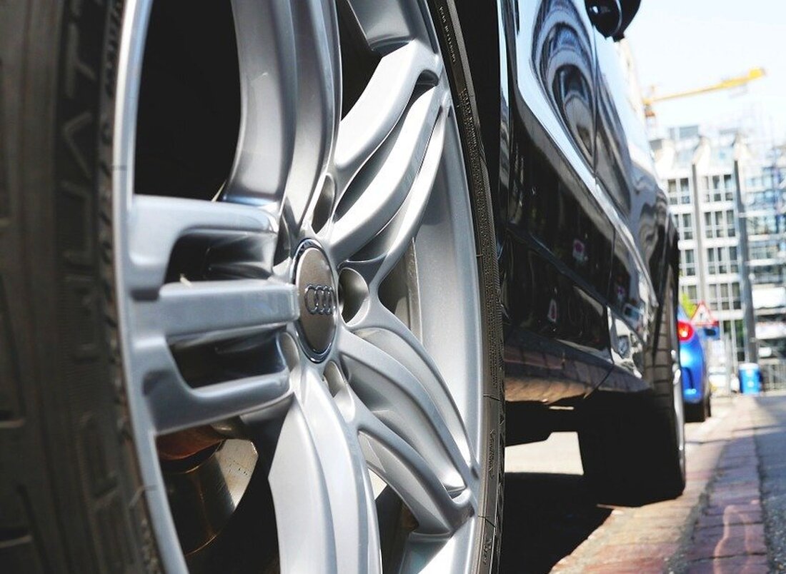 Weiden/Neunkirchen. 300 Euro Schaden hat ein Unbekannter mutwillig an einem Auto in Neunkirchen hinterlassen. Die Polizei hofft auf Zeugen.  Zwei Reifen eines Auto, das in der Bürgermeister-Bärnklau-Straße geparkt war, sind [&hellip;]