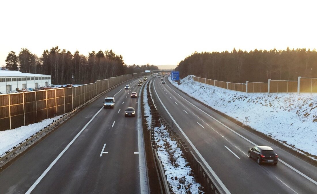 Wernberg-Köblitz/Weiden. Ein Nürnberger Handelsvertreter (56) hat sich mit einer zivilen Streifenbesatzung der Weidener Verkehrspolizei eine Verfolgungsjagd auf der A93 geleistet.  Laut Polizeiangaben wollten die Schleierfahnder den Nissan-Fahrer gestern gegen 16.30 [&hellip;]
