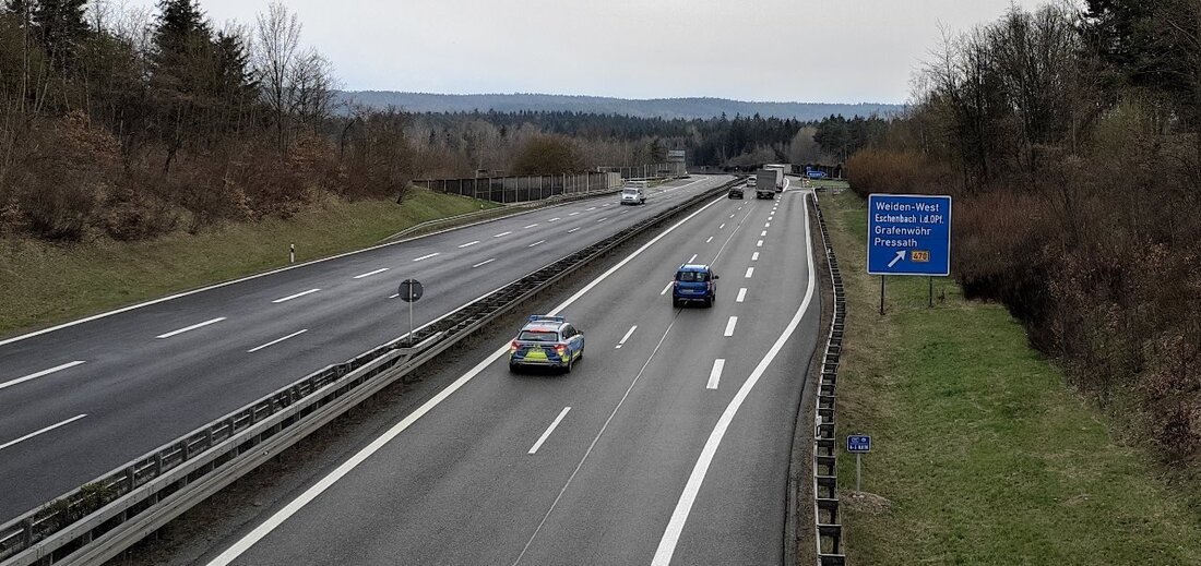 Mitterteich. Ein Lastwagen-Fahrer hat im Baustellenbereich der A93 mehrere Warnbaken umgefahren und Unfallflucht begangen. Die Polizei sucht Zeugen. 