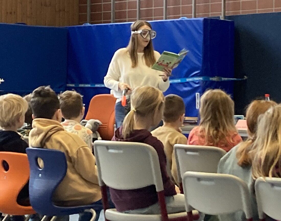 Etzenricht. Die Buchautorin Petra Bartoli y Eckert begeisterte in der Grundschule mit lebendigen Lesungen für die zweite bis vierte Klasse. Requisiten und Themen wie Freundschaft und Mut weckten spürbar Lust aufs Weiterlesen.