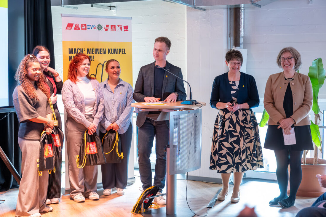 Neustadt/WN. Schülerinnen und Schüler der Berufsfachschule NEW Life holen den zweiten Preis beim Wettbewerb Die Gelbe Hand. Ministerpräsident Daniel Günther überreicht in Kiel; ihr Video zeigt Mut gegen Rassismus in der Pflege.