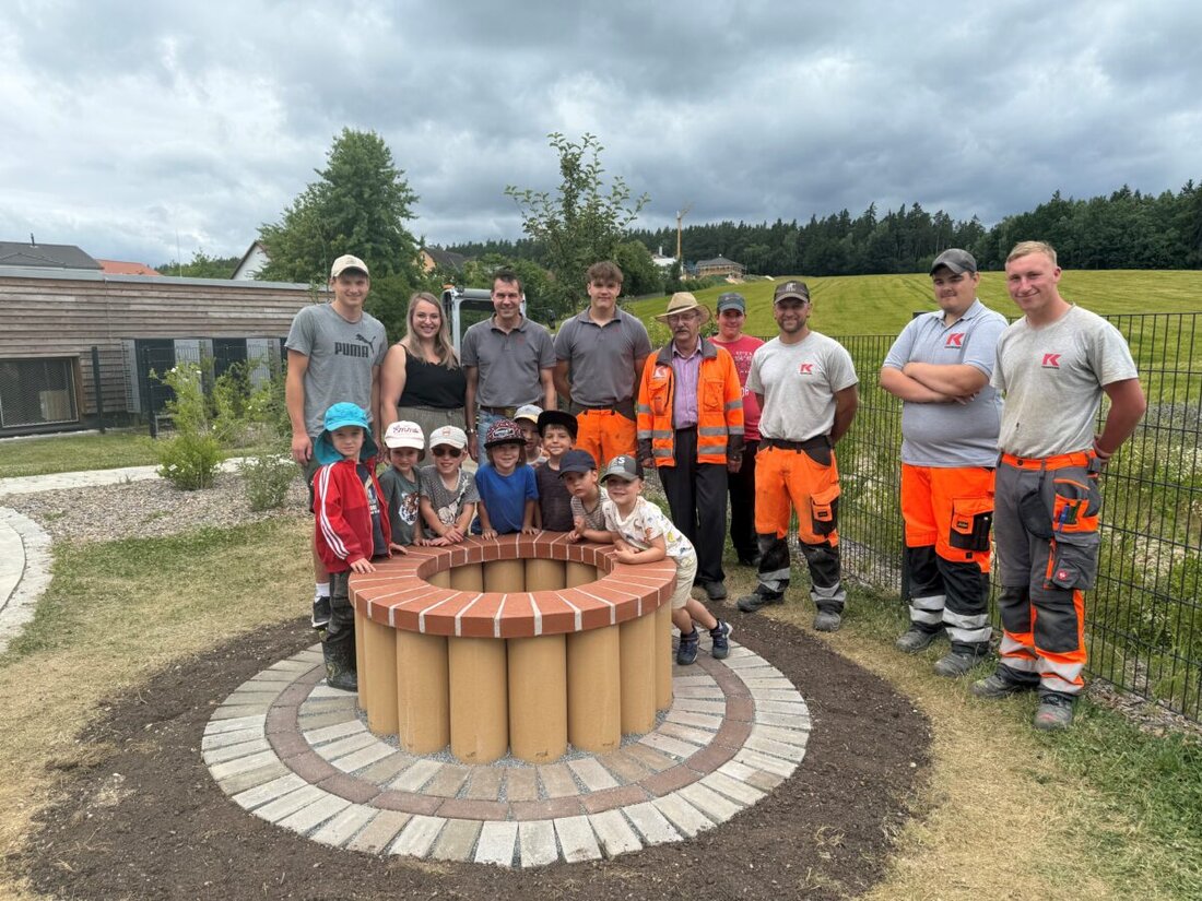 Waldsassen. Auszubildende der Firma Kassecker haben für das Johanniter-Kinderhaus „Waldwichtel“ eine Feuerstelle gebaut und ein Hochbeet für die Krippe angelegt.