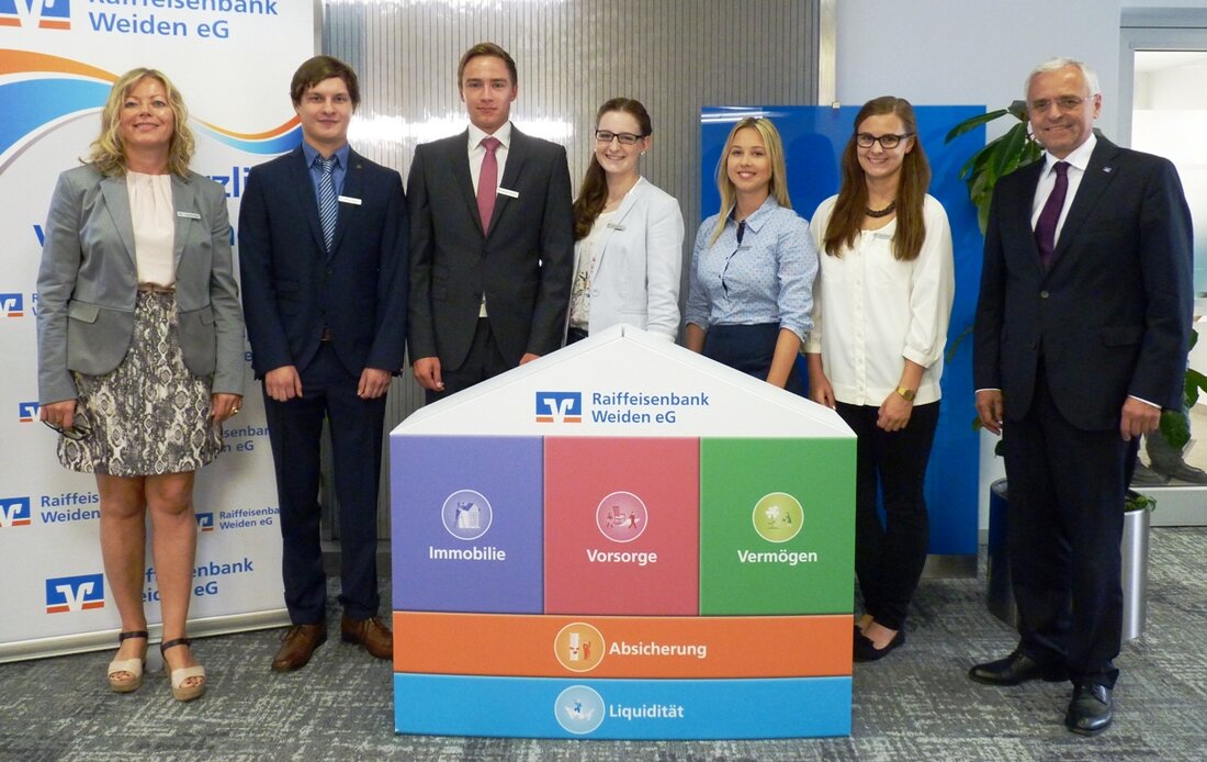 Weiden. Die Raiffeisenbank Weiden eG meldet eine steigende Ausbildungszahl: Begannen 2014 drei junge Erwachsene ihre Ausbildung in der Bank, sind es heuer sogar fünf “Neuzugänge”. Bereits am 1. August startete Jana [&hellip;]