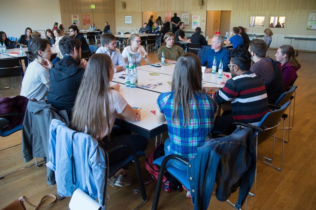 Weiden. Am Samstag bot sich Jugendlichen und jungen Erwachsenen die Möglichkeit Kandidaten für die anstehende Landtagswahl in Bayern kennenzulernen. Im Format eines „Speeddatings“ konnten die rund 30 Besucher mit Dr. [&hellip;]