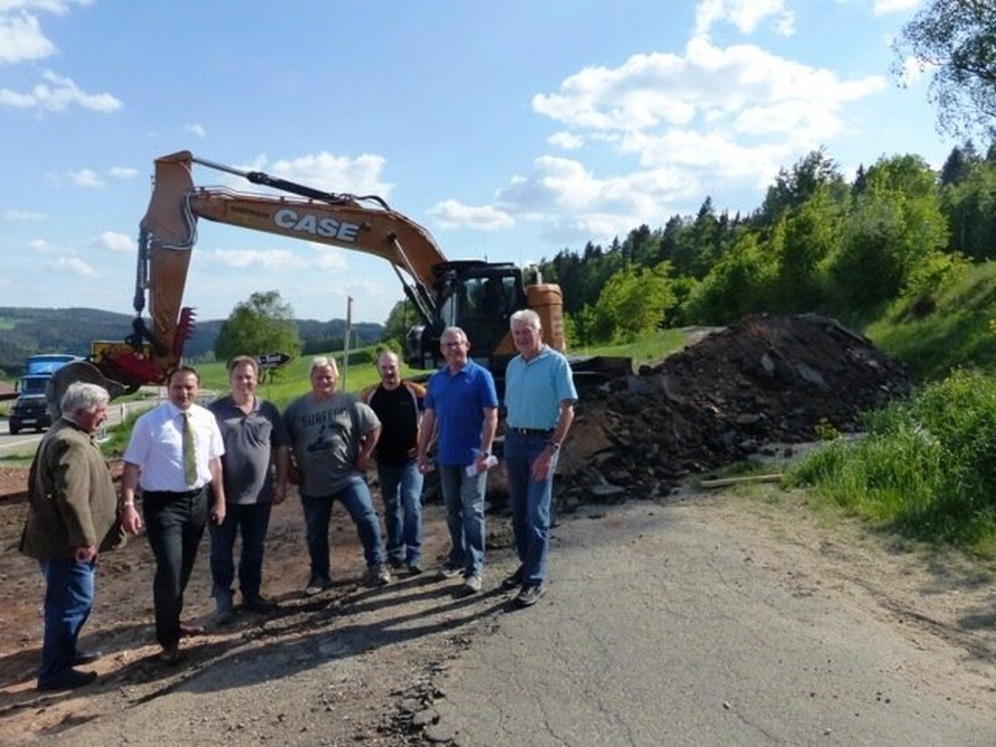 Döllnitz. Bis Ende September wird voraussichtlich die neue Straße von Döllnitz zur Bundesstraße 22/Bernrieth wieder für den Verkehr freigegeben. Zur Zeit ist die Firma Josef Hartinger Tiefbau aus Kleinschwand mit [&hellip;]