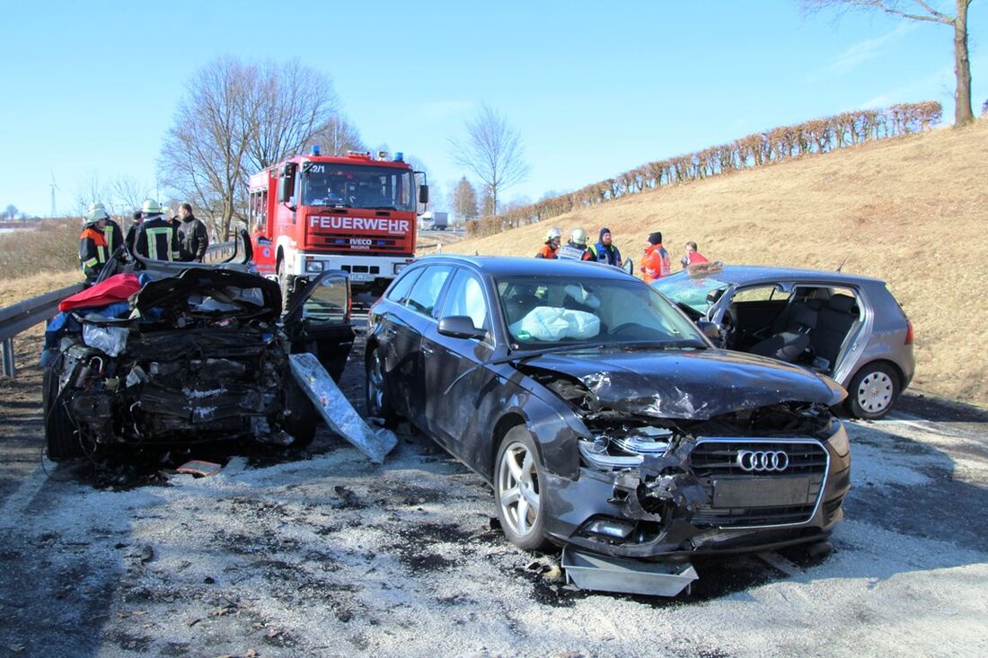 Krummennaab. Bei einem schweren Unfall auf der B22 wurden heute mehrere Personen verletzt. Für eine Unfallbeteiligte kam jede Hilfe zu spät. Sie verstarb an der Unfallstelle.  Ersten Meldungen zufolge wurden [&hellip;]