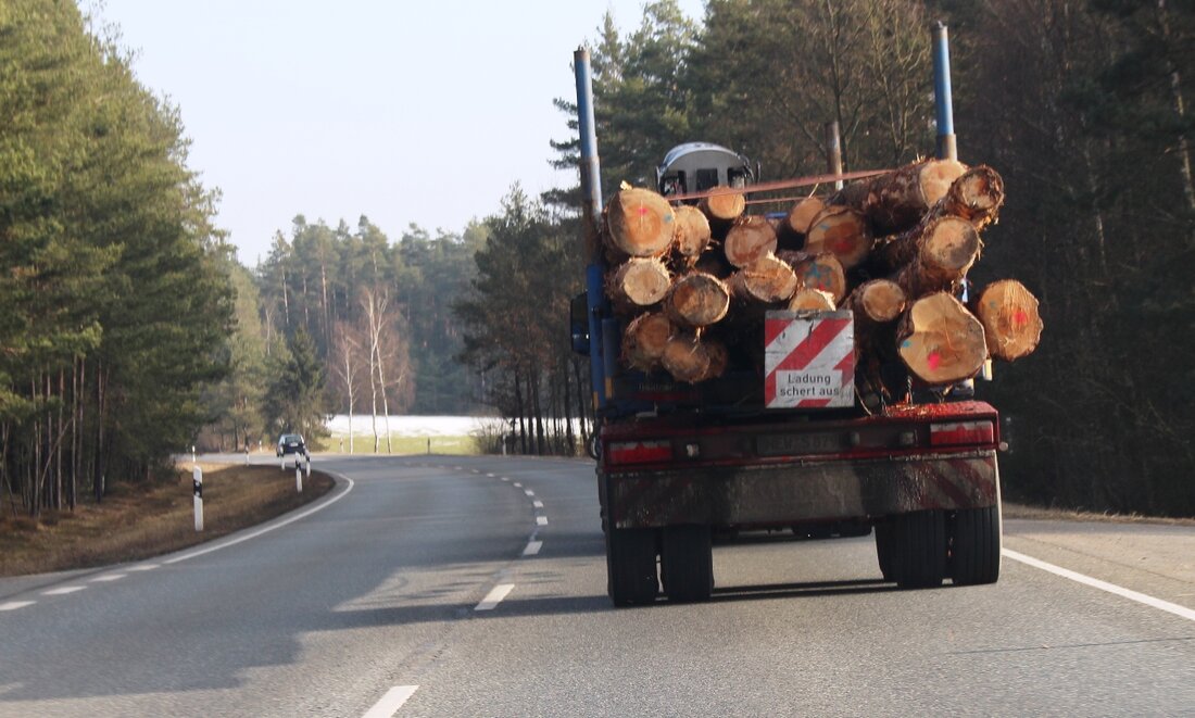 Waldsassen. Die Polizei Waldsassen stoppte ein überladenes Langholzfuhrwerk bei Hundsbach. Gewicht: 50 Tonnen. Der Fahrer musste abladen und kann jetzt mit einem Bußgeld rechnen.
