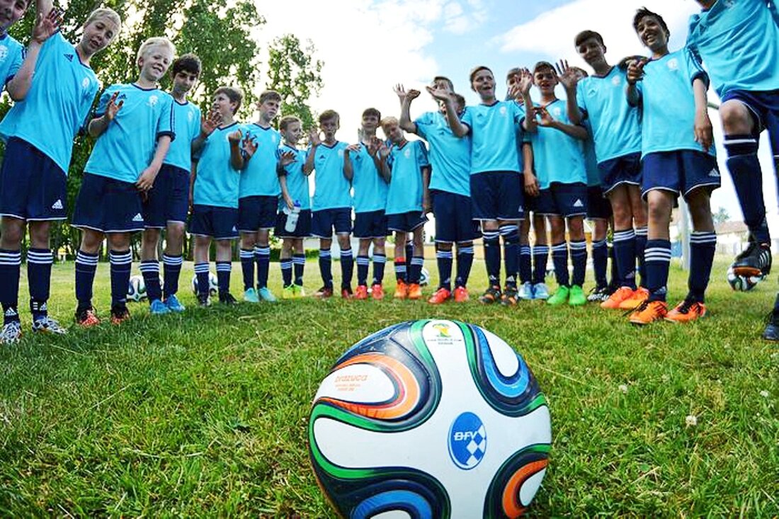 Weiden/Mantel. Fußballschulen gibt es viele. Norbert Prediger geht in seinem Camp einen Schritt weiter: Er lernt jungen Kickern auch, wie sie Verletzungen vermeiden. Von Udo Fürst In den vergangenen Jahren schossen [&hellip;]