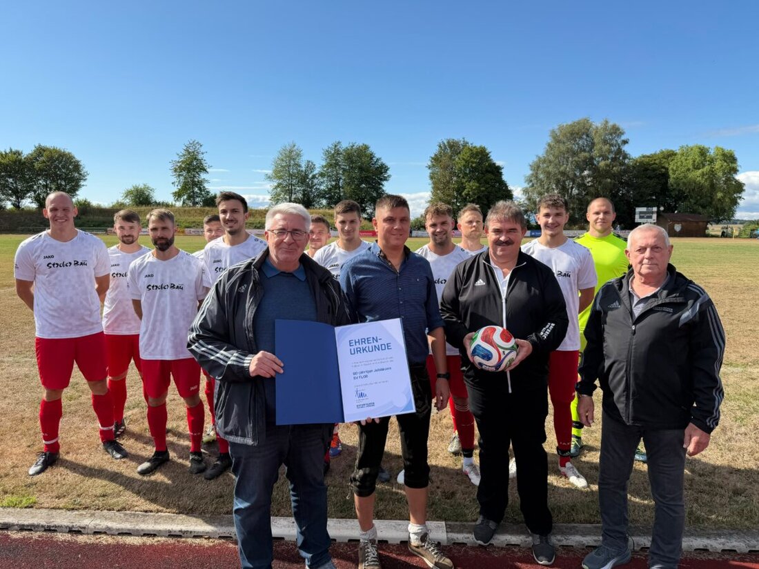 Floß. Zum 80-jährigen Jubiläum hat der SV Floß vom Bayerischen Fußball-Verband eine Ehrenurkunde und einen WM-Ball 2026 erhalten. Beim Kirwaspiel gegen den ASV Neustadt verfolgten viele Fans ein packendes 0:0 und feierten den Zusammenhalt.
